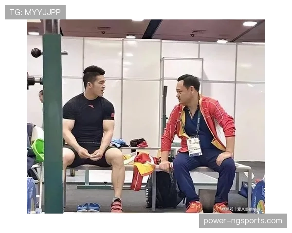 石智勇训练完直接啃生牛肉?这自律狠人连吃饭都像在举重 石智勇训练完直接啃生牛肉?这自律狠人连吃饭都像在举重